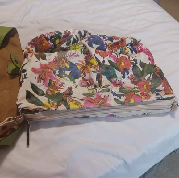 4/$80 Large Green Tote Bag With Removable Floral Insert - Picture 6 of 11